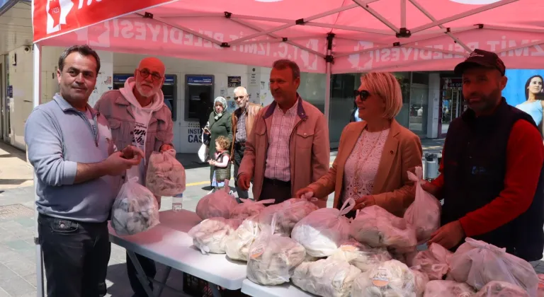 İzmit'te ücretsiz istiridye mantarları dağıtıldı