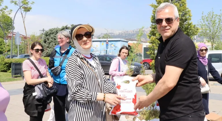 İzmit'ten sağlıklı yaşam yürüyüşünde annelere anlamlı jest