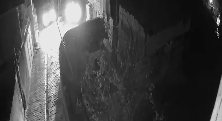 Kamyonetin park halindeki otomobile çarptığı kaza kamerada