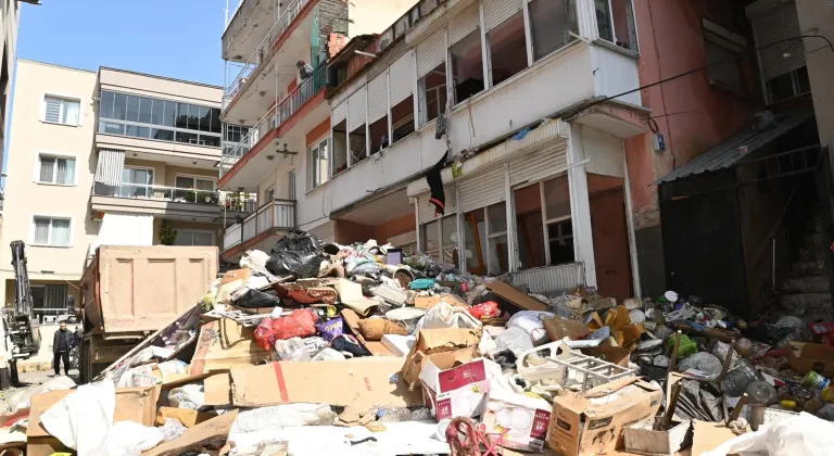 Karabağlar’da 'çöp ev'den 12 kamyon atık çıkarıldı