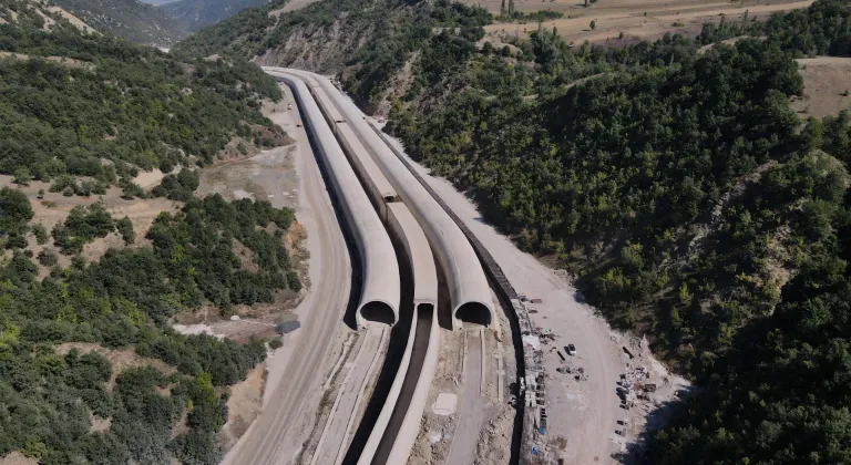 Karadeniz'i Akdeniz'e bağlayan dev projede 49 kilometrelik yolun en zorlu tüneli tamamlandı