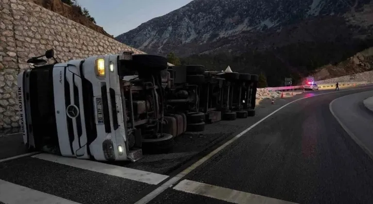 Karayolunda yem yüklü tır devrildi: 2 yaralı