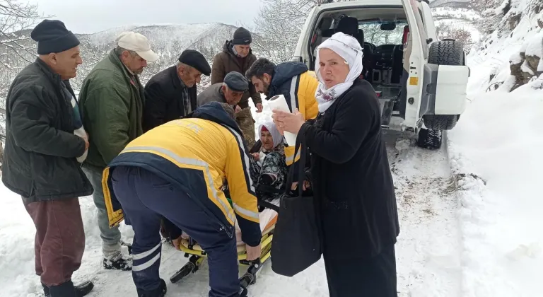 Kardan kapanan yol açılıp hastaneye ulaştırıldı