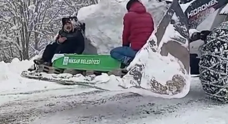 Kardan kapanan yolda cenaze iş makinesinin kepçesinde taşındı; o anlar kamerada