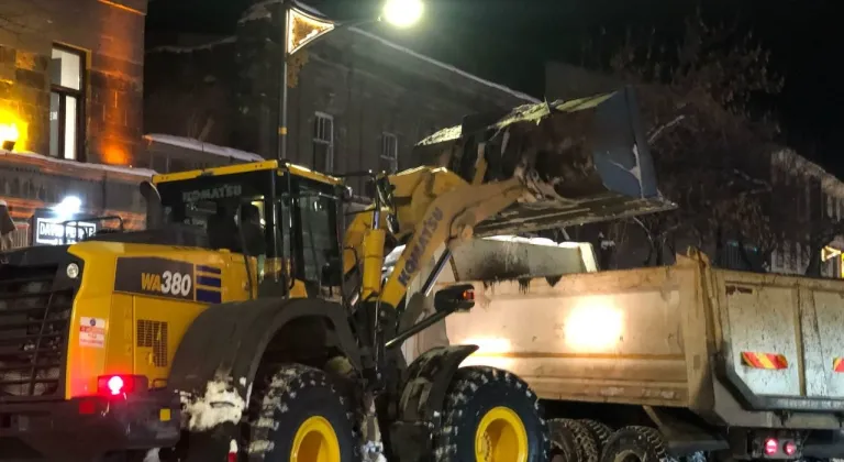 Kars Belediyesi’nden kent genelinde yoğun ve aralıksız karla mücadele