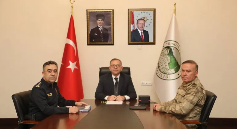 Kars Valisi Ziya Polat, 81 il Valisinin katıldığı güvenlik toplantısına VKS ile katıldı