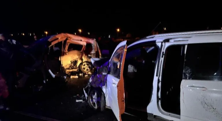 Kars'ta bayram öncesi iki otomobil çarpıştı: 7 yaralı