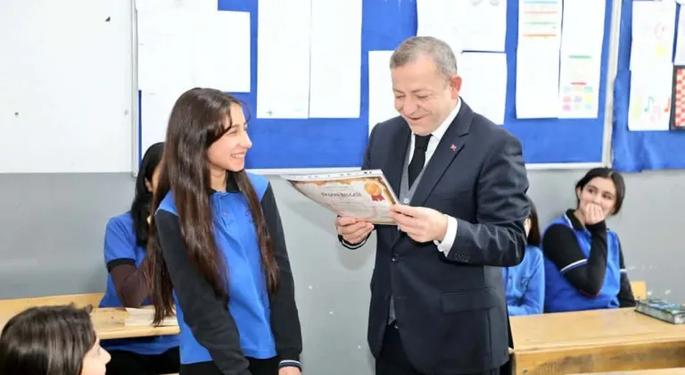Kars’ta Binlerce Öğrenci Karne Sevinci Yaşadı; Vali Polat’tan “Kitap Okuyun” Tavsiyesi