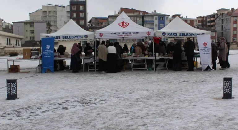 Kars'ta "Deprem bölgesinde bir tuğla da senden olsun" kampanyası için hayır çarşısı kuruldu