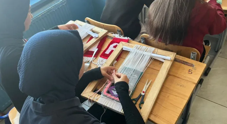 “Kars’ta Liseliler Unutulan Halı Dokuma Sanatını İlmek İlmek Geleceğe Taşıyor”