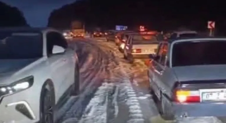 Kaş–Demre kara yolunda dolu ulaşımı aksattı