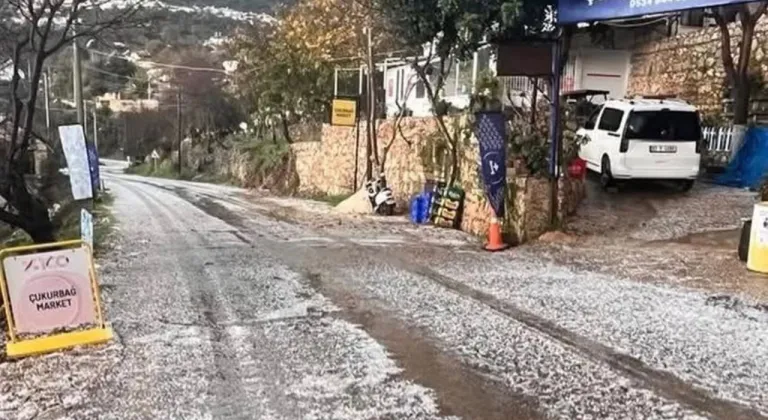 Kaş’ta kış ortasında dolu