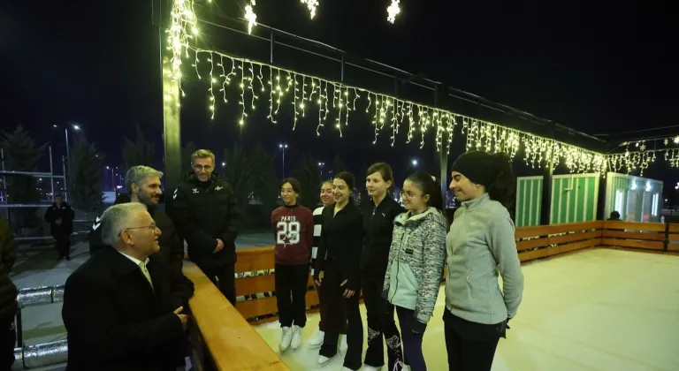 Kayseri Açık Hava Buz Pateni pistinde çifte bayram