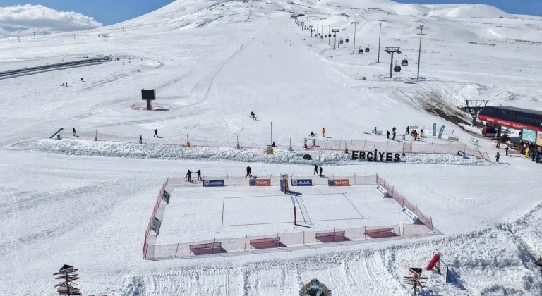 Kayseri Erciyes'te kar voleybolu heyecanı başlıyor
