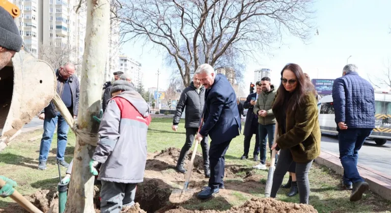 Kayseri Melikgazi'de bahar fidan dikimiyle geldi