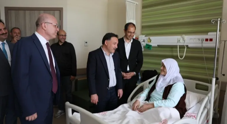Kayseri Valisi Çiçek hastalarla bayramlaştı
