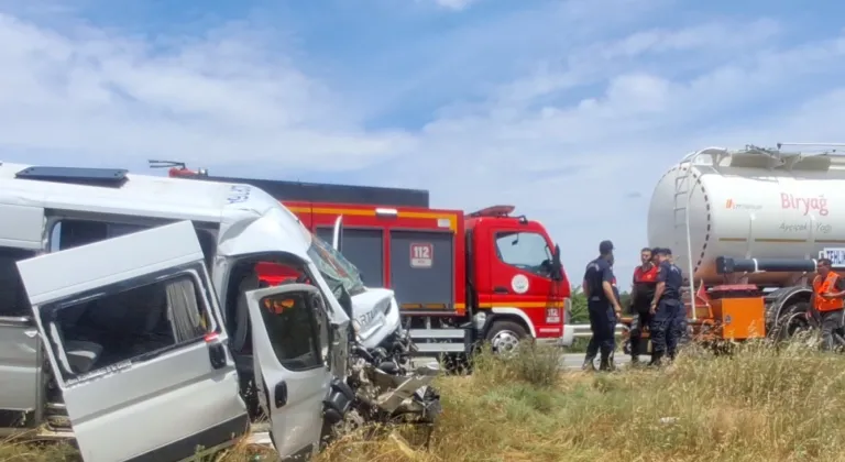 Keşan-Gelibolu yolunda kaza... Tıra çarpan minibüste 16 kişi yaralandı