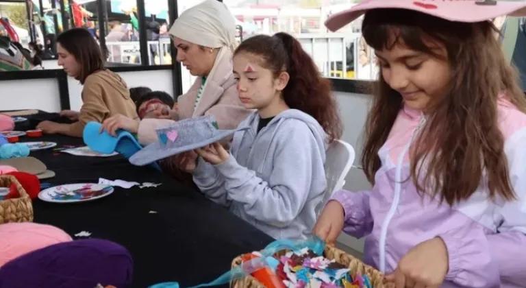 KO-MEK’te 23 Nisan Neşesi Renkli Şapkalarla Taçlandı