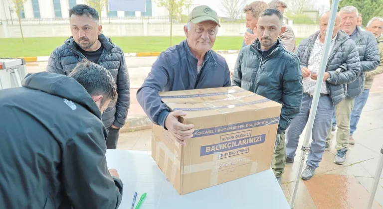 Kocaeli Büyükşehir, balıkçılara malzeme dağıttı