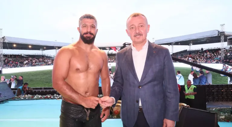Kocaeli Büyükşehir Kağıtspor Başpehlivanı Seçkin Duman’dan Kupada Üçüncülük