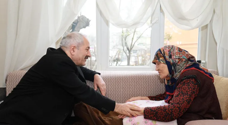 Kocaeli Gebze’de 100 yaşındaki Hesna Teyzeye ziyaret