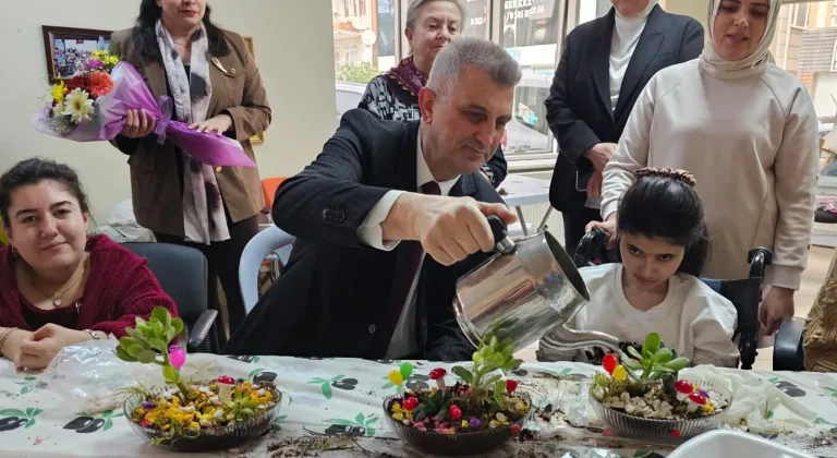 Kocaeli Gölcük’te çiçekler engelleri aştı