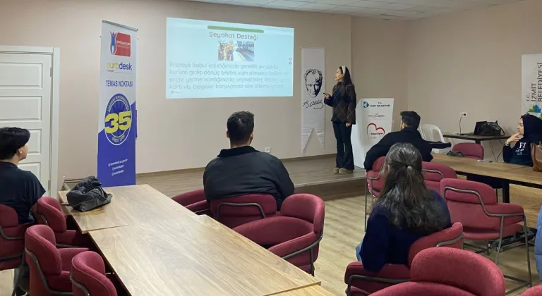 Kocaeli İzmit'te gençlere uluslararası fırsat rehberi