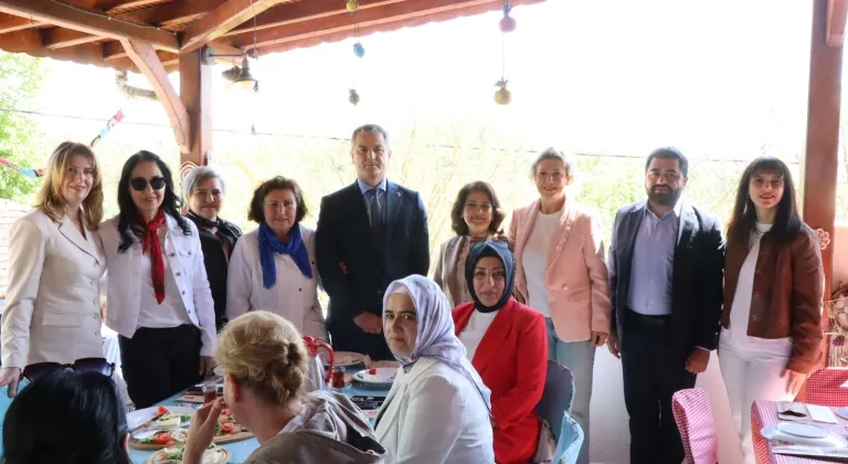 Kocaeli İzmit'te kadın muhtarlara Anneler Günü kahvaltısı