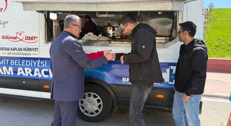 Kocaeli İzmit'te vatandaşlara sıcak ikram