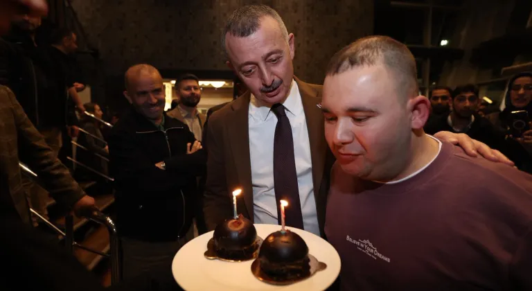 Kocaeli'de Başkan Büyükakın’dan Arif’e doğum günü sürprizi