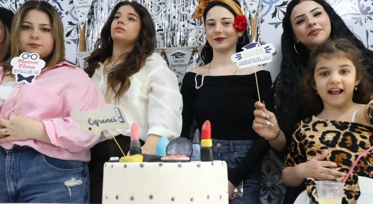 Kocaeli'de 'Beyaz Kalpler'in mezunları mesleğe uğurlandı