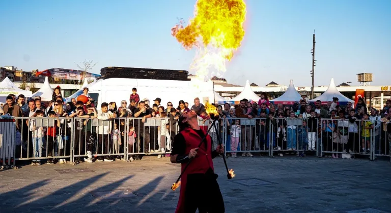 Kocaeli'de havada uçan alevler hayranlıkla izlendi
