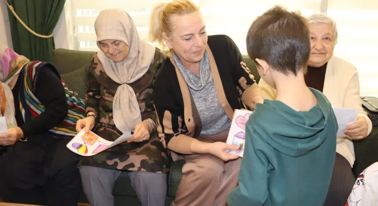 Kocaeli'de İzmitli miniklerden yaşlılar haftasında anlamlı ziyaret