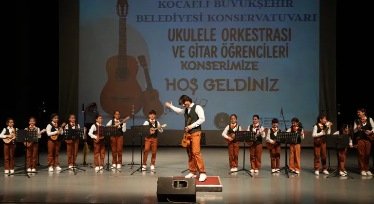 Kocaeli'de konservatuvar öğrencileri hem çaldı hem oynadı