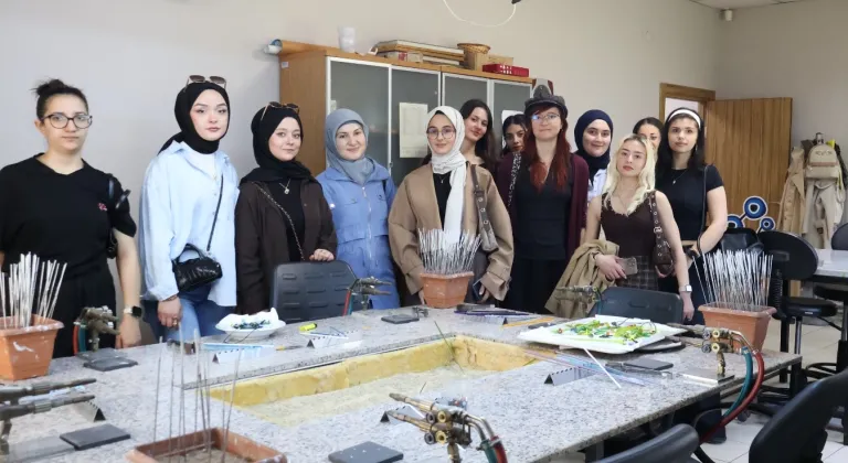Kocaeli’de üniversiteliler Beyaz Kalpler’de ders işledi