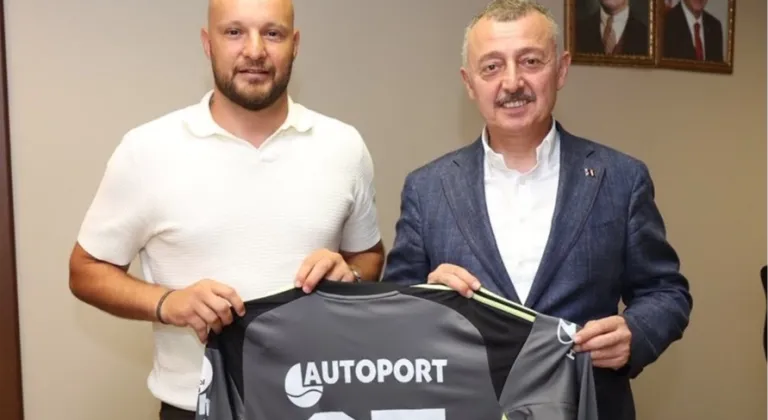 Kocaelispor'un kaptanı formasını Başkan Büyükakın’a hediye etti