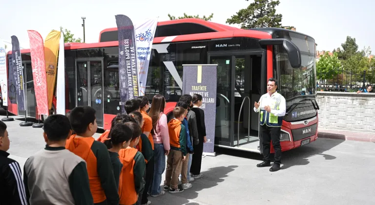Konya’daki öğrenciler “Nezaket Otobüsü” ile öğreniyor