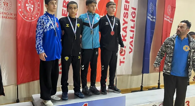 Konyalı güreşçiler madalyaları topladı
