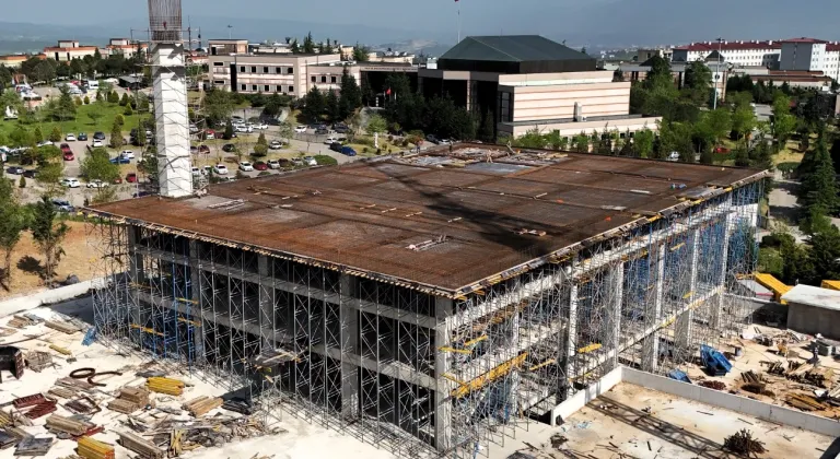 KOÜ Umuttepe Cami ve Otoparkı hızla yükseliyor