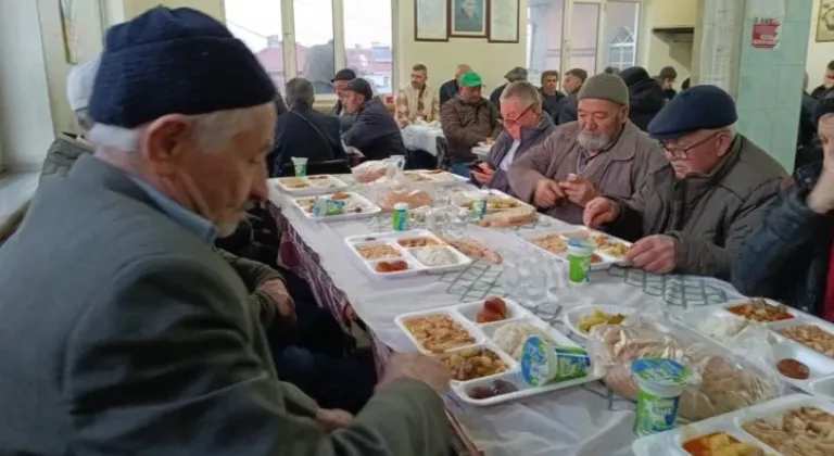 Küçükelmalı Köyü'nde 30 Yıllık Toplu İftar Geleneği