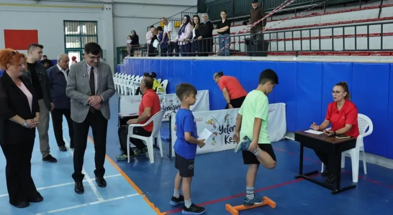 Kütahya'da Başkan Kahveci’den Spor Ortaokulu ve Lisesi’ne ziyaret