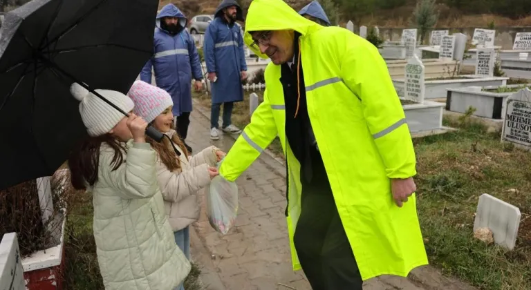 Kütahya'da mezarlıkların çiçekleri belediyeden