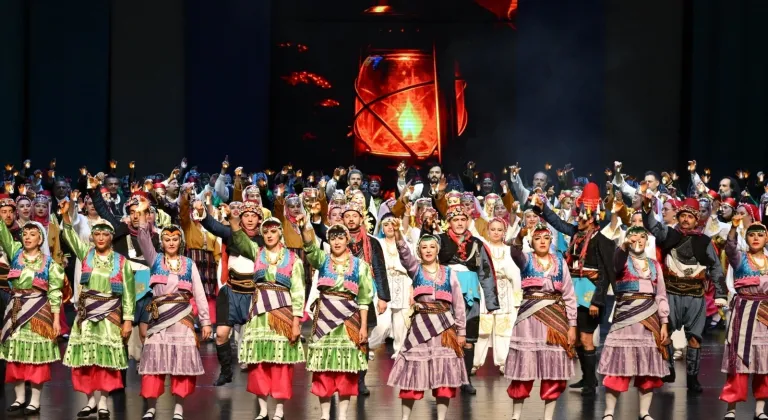 Maarif Halk Dansları Topluluğu gönülleri fethetti