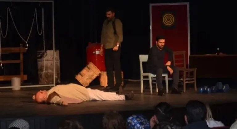 Malatya'da 'Barış Ressamı' Tiyatroseverlerle Buluştu