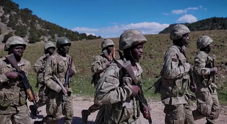 Mali ve Nijerli komandolar temel eğitimi başarıyla tamamladı