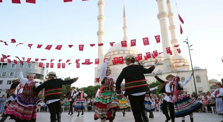 Maltepe’de Halk Oyunları Şöleni: Dünya Kültürleri Buluştu