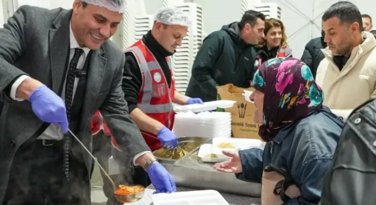 Manisa Büyükşehir, 10 Bini Aşkın Kişiye Sıcak Yemek Desteği Sağladı








