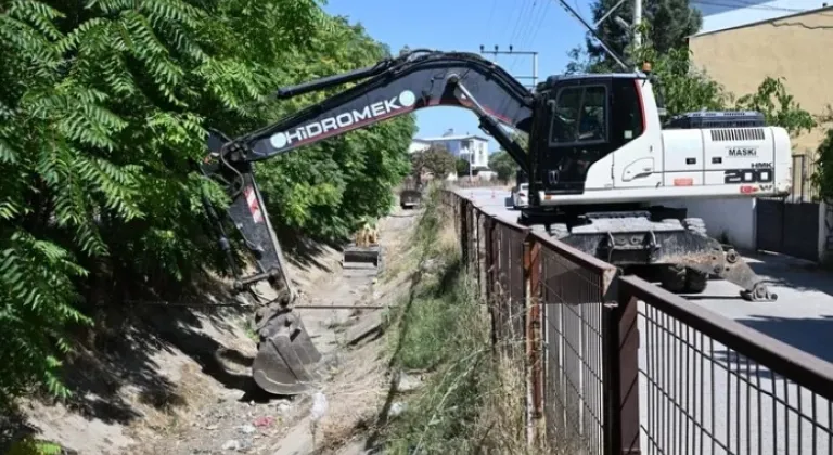 Manisa Fevzi Çakmak Mahallesi’nde Sulama Kanalları Temizleniyor










