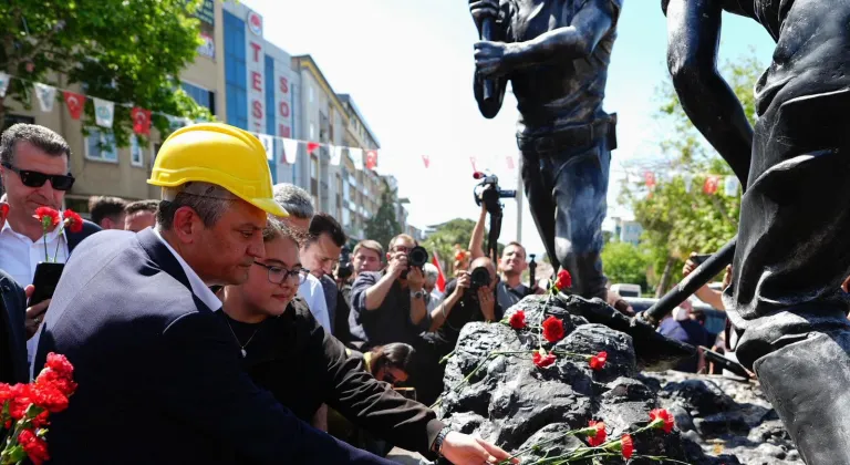 Manisa Soma’da 301 madenci karanfillerle anıldı
