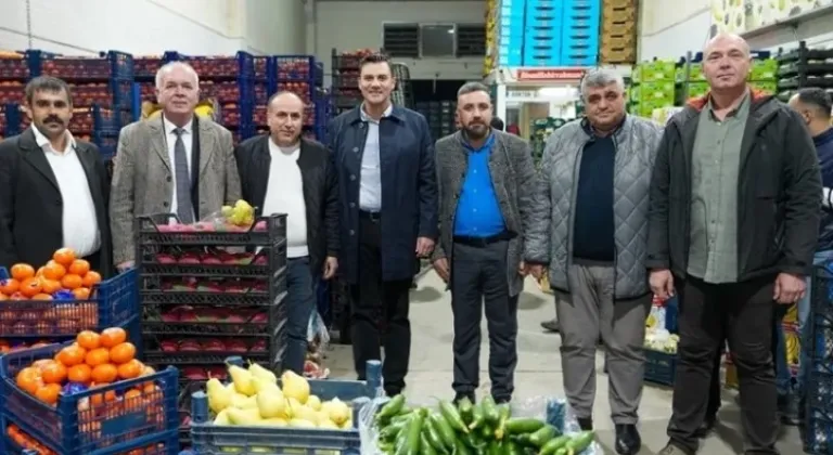 Manisa'da Başkan Zeyrek, hal esnafının sorunlarını dinledi







